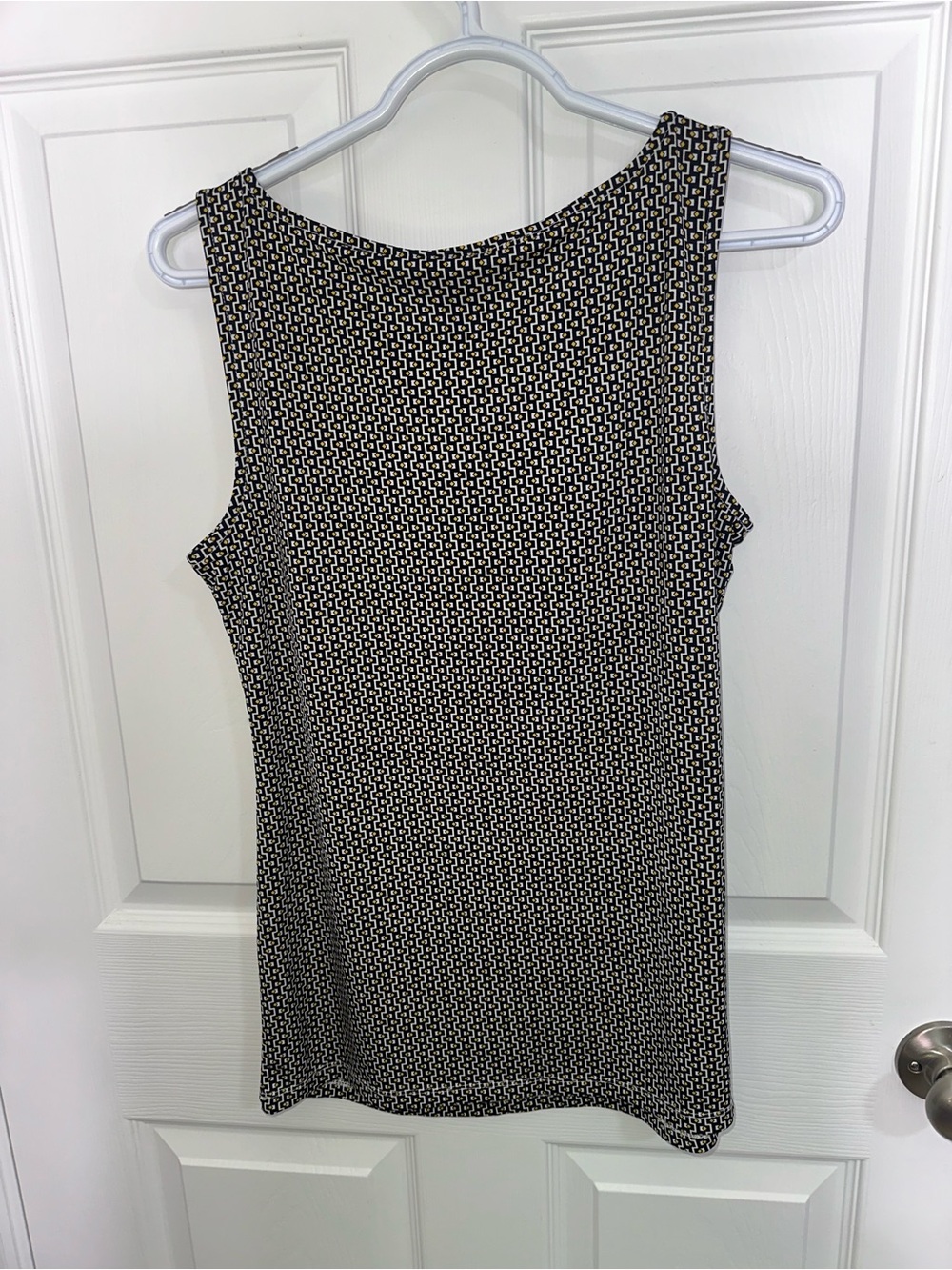 Ann Taylor Black yellow and White Geometric Sleeveless tank top . - Picture 2 of 9